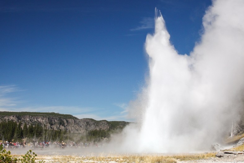 2016-10-16-blog-yellowstone-roadtrip-geyser